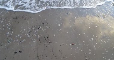 Deniz kıyısındaki su hareketlerini kapatın. Kum ve köpük detayı. Doğal anlar. Piriapolis, Uruguay