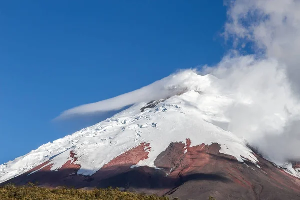 Ekvador 'da. Cotopaxi yanardağında gerçek dışı bulut.