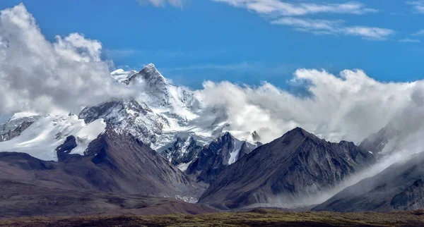 Himalayalar 'ın Tibet bölgesi. Sekizde bir Shishabangma.