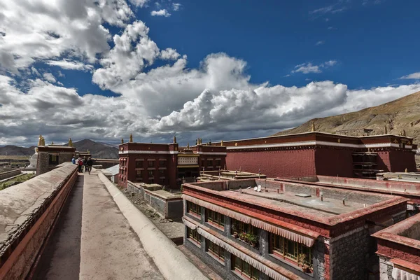 Kailash 'a giden Tibet manastırlarından biri.