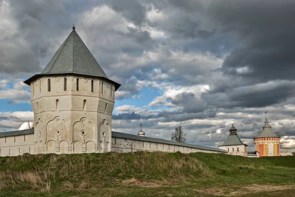 Vologda 'daki Prilutsky Manastırı' nın Mill Tower ve kale duvarı.