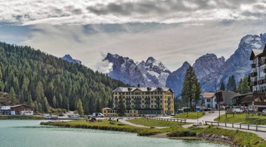 İtalyan Dolomiti. Lavaredo 'nun üç tepesi. Misurina Gölü..