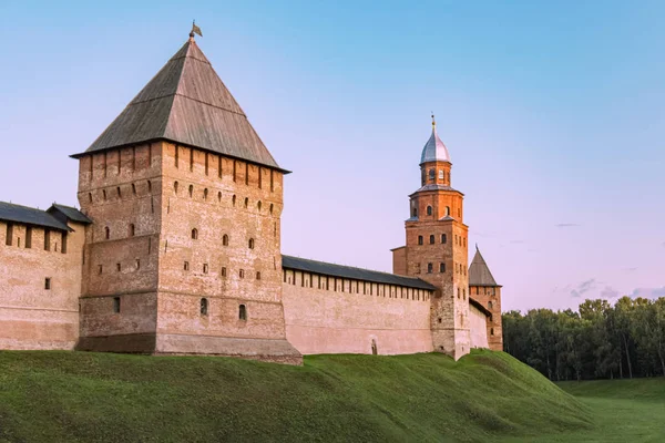 - Rusya. Büyük Novgorod şehri. Kale duvarlarının manzarası.