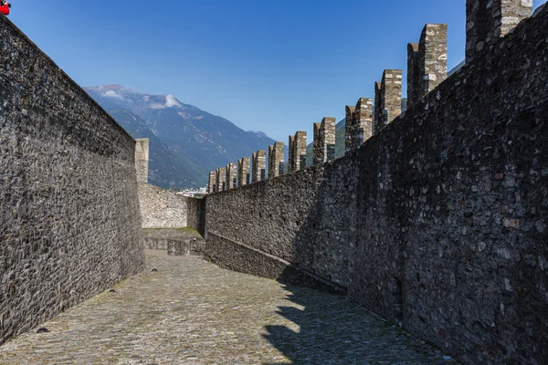 İsviçre. Ticino kantonunun başkenti Bellinzona şehridir..