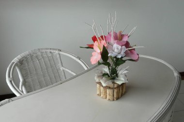 Gri arka planda bir buket çiçek..