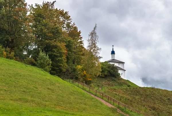 ロシアだイズボルスクの古代都市 正教会 — ストック写真