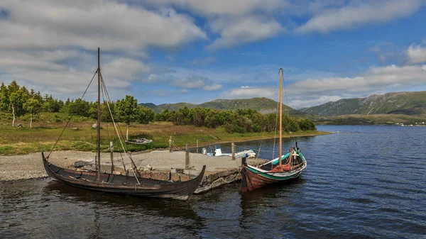 Tarihî Viking gemisiyle Norveç koylarından birinde bir iskele.
