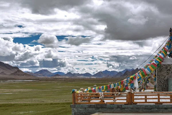 Tibet 'teki dini binalar dağların arka planına karşı.