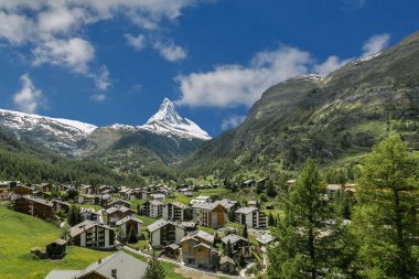 Zermatt ve Matterhorn köyünün güzel manzarası.