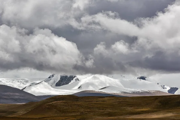 Tibet 'in eşsiz ve çeşitli doğal manzaraları.