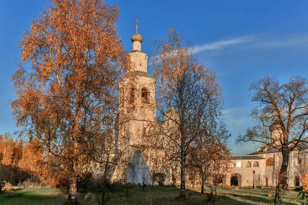 Kurtarıcı-Prilutsk Manastırında güneşli güzel bir sonbahar günü..