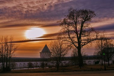 Manastırda geçen günün son pırıltısı.