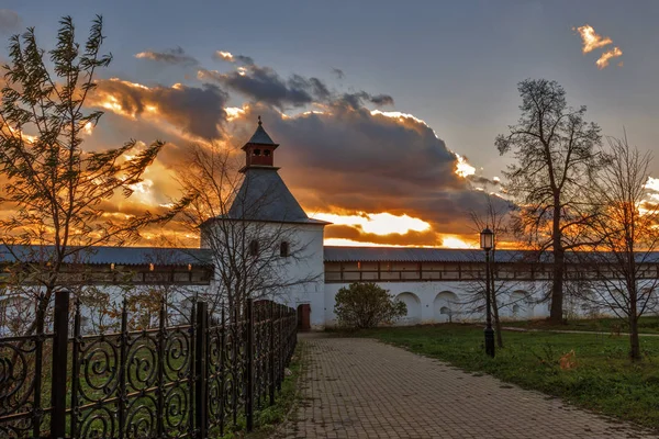修道院の壁の上の火に似た日没 — ストック写真