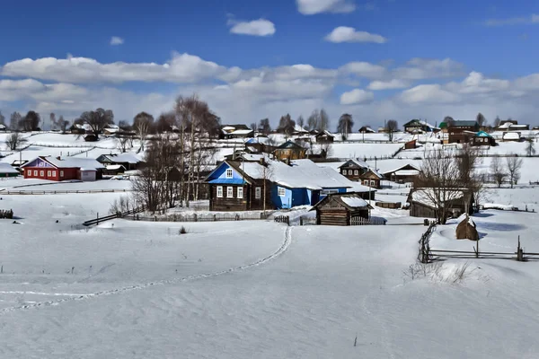 Rusya Nın Kuzey Kesimindeki Karla Kaplı Köyün Güzel Kış Manzarası — Stok fotoğraf
