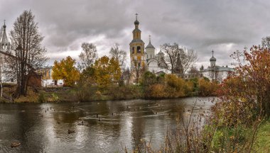 Kurtarıcı Prilutsk Manastırı 'nda harika bir sonbahar manzarası
