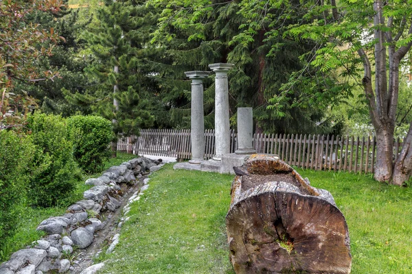 Zermatt dağ köyündeki parkın harika bir köşesi.