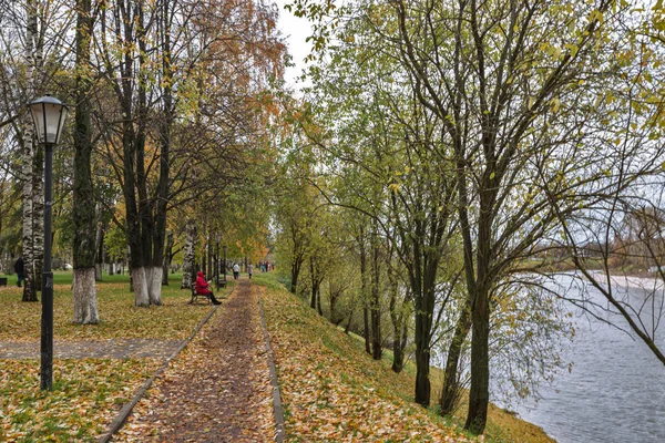 - Rusya. Vologda. Şehir parklarının ve meydanlarının sonbahar manzarası.