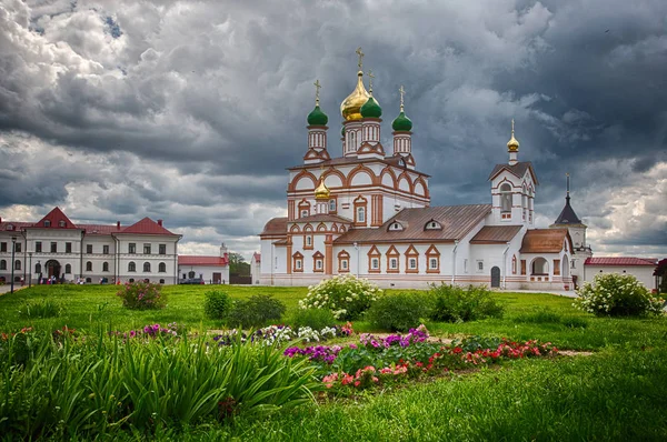 Radonezh Sergius 'un Trinity-Varnitsky Manastırı Katedrali.