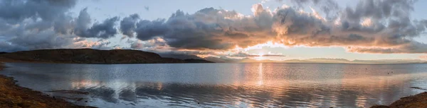 Kutsal Tibet yüksek dağı Manasarovar Gölü üzerinde Panorama şafağı.