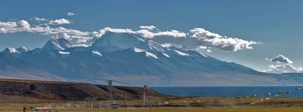 Gurla-Mandhat Zirvesi Panoraması (7728 m) ve Manasarovar Gölü 'nün bir kısmı.
