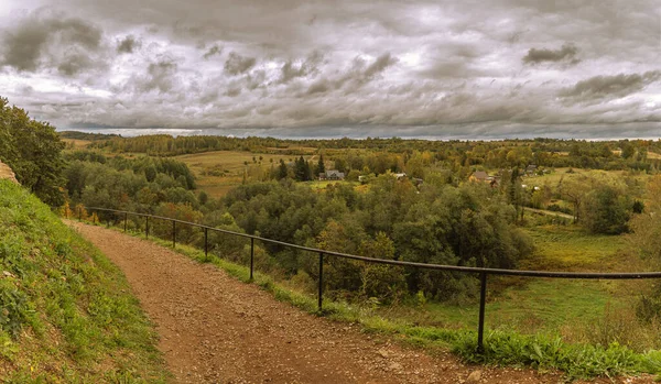 Izborsk Kalesi 'nden bölgenin panoraması.