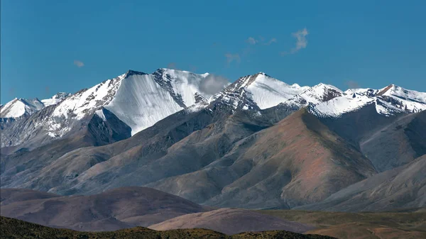 Tibet 'in kuzeyinden Himalaya dağlarının manzarası