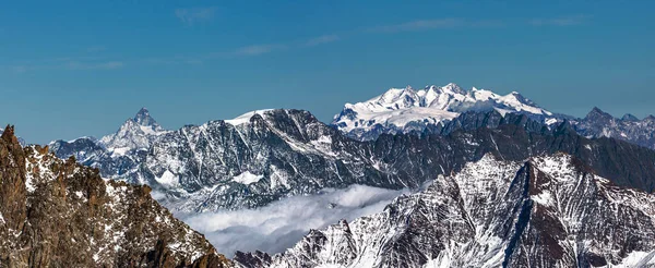 İtalya. Courmayeur. Helbronner zirvesinden Alpler 'in görüntüsü.