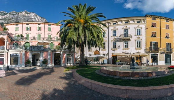 Taly. Trento ilindeki Riva del Garda. Meydanlardan biri..