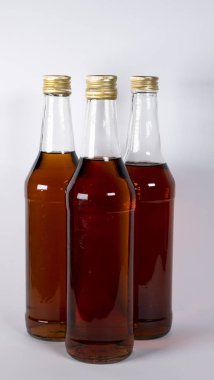 Konyaklı şişeler, beyaz arka planda viski.