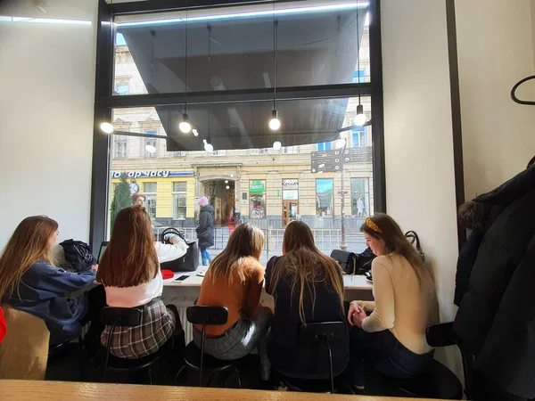 Kızlar kahve dükkanında eğleniyor.