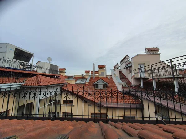 Lviv kasabasının çatılarından bak.