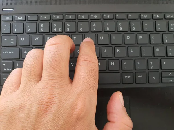 Bir klavyede yazılıyor