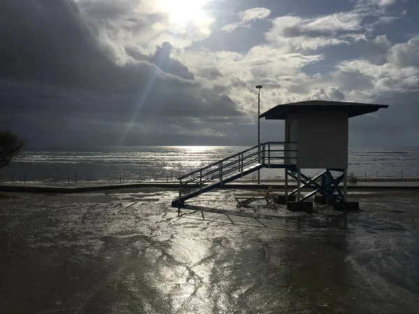 Larnaka 'daki Oroklini sahilinde cankurtaran kulübesi.