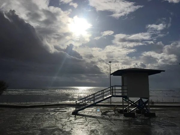 Larnaka 'daki Oroklini sahilinde cankurtaran kulübesi.
