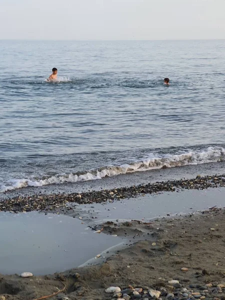 Kıbrıs 'taki Meneou plajında yüzme