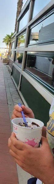 Larnaca 'daki Finikoudes plajında dondurma zamanı.