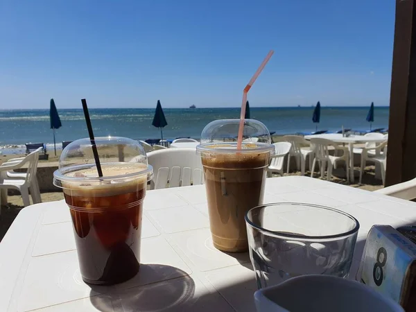 Oroklini köyünde soğuk kahvenin tadını çıkarıyorum.