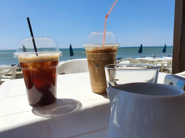 Oroklini köyünde soğuk kahvenin tadını çıkarıyorum.