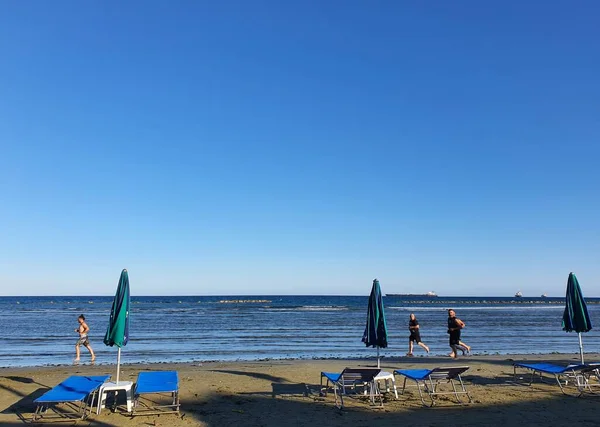 Larnaka 'daki Oroklini sahilinde koşuyor.