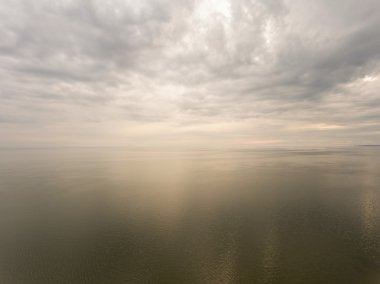 Deniz ve gökyüzü güzel bulut.