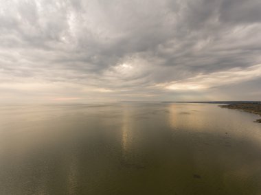 Deniz ve gökyüzü güzel bulut.