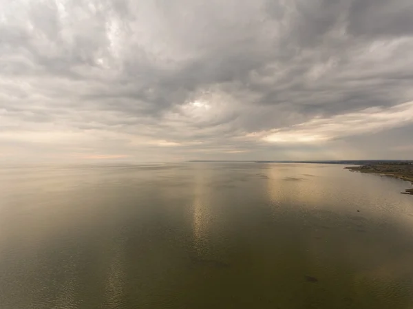 Mare e bella nuvola sul cielo . — Foto Stock