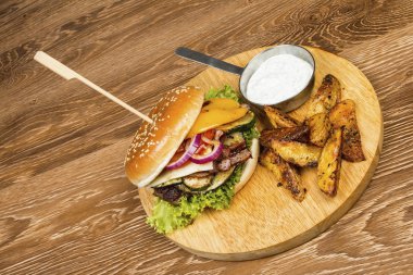 Taze sebzeli ev yapımı hamburger.