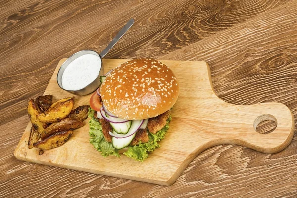 Hambúrguer caseiro com legumes frescos — Fotografia de Stock