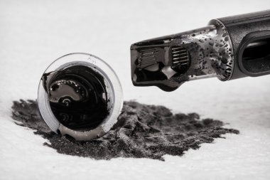 Dövme makinesi iğne ve mürekkep ile.