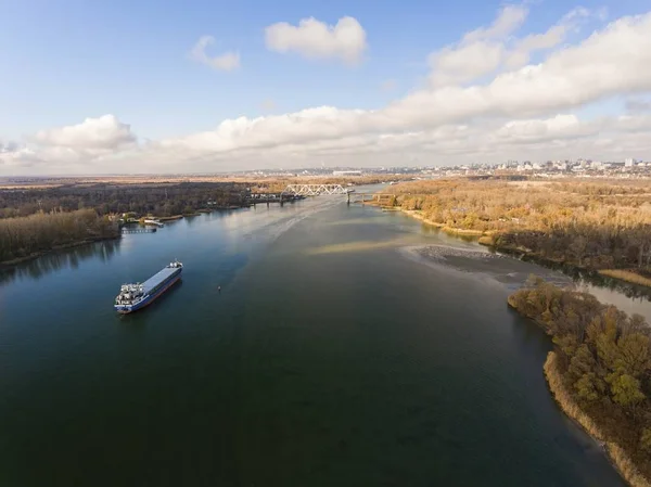 Vrachtschip in prachtige rivier. — Stockfoto