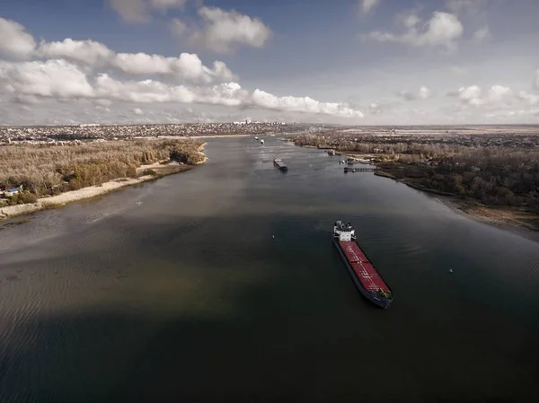 Vrachtschip in prachtige rivier. — Stockfoto