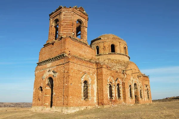 Antiga igreja abandonada . — Fotografia de Stock