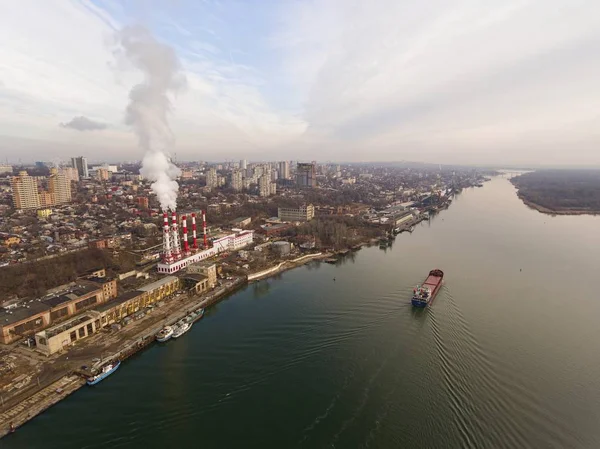 Moderne luchtfoto stadsgezicht met een thermische elektriciteitscentrale en de rivier. — Stockfoto