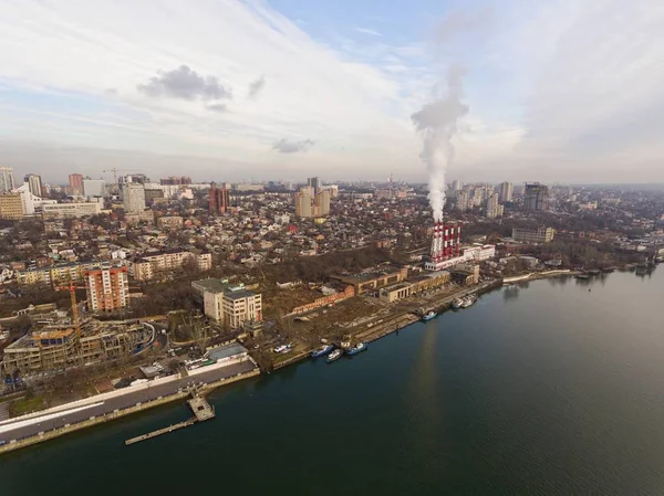 Bir termik santral ve nehir ile modern hava cityscape. — Stok fotoğraf